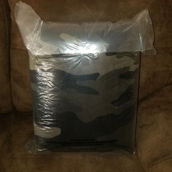 NEW Victoria's Secret PINK Sherpa Blanket in Camo! - Picture 3 of 3